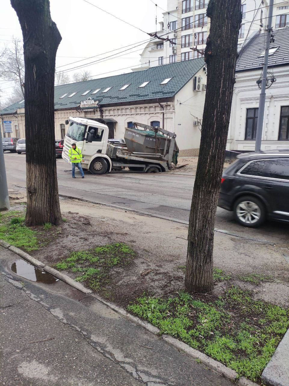В Кишиневе грузовик с краном провалился в яму.