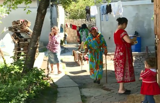Жильцы дома по улице Матеевича жалуются на шумных и неопрятных соседей, снимающих здесь три квартиры. 