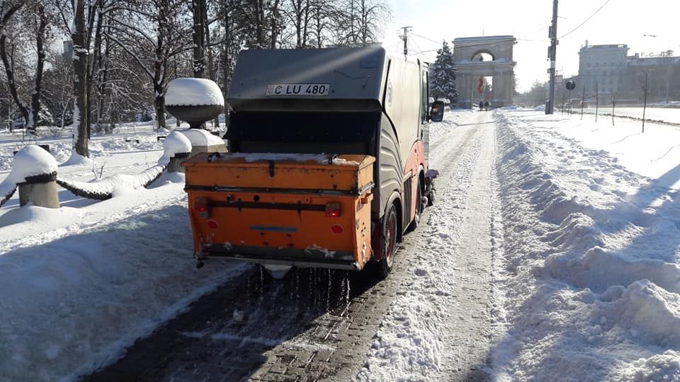 В Кишиневе продолжаются работы по очистке улиц от снега.