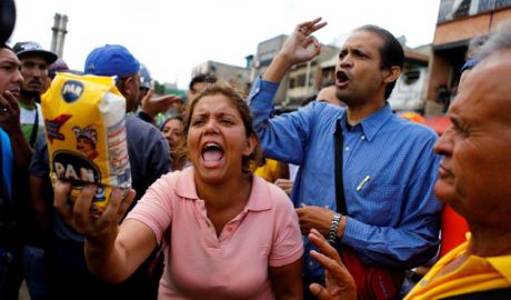 În Venezuela, populaţia se luptă pentru fiecare fărâmă de hrană. Foto: timeslive.co.za