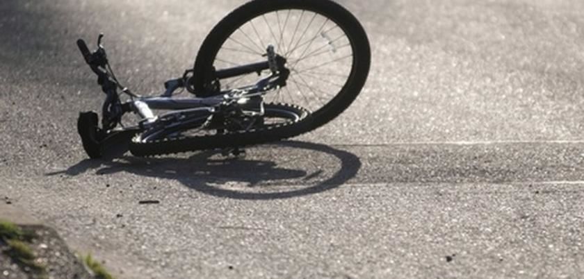 Un minor, lovit de o mașină în timp ce se plimba cu bicicleta