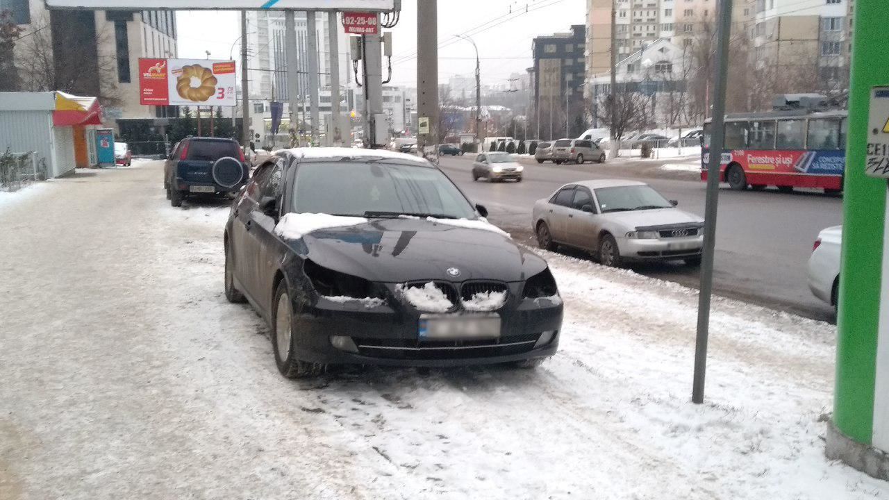 В центре Кишинева с припаркованного на тротуаре BMW автоворы сняли фары