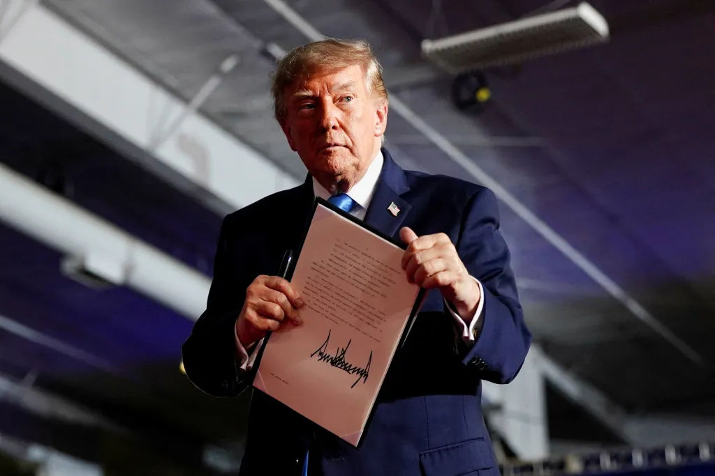Трамп разрешил использовать на трассах США необлагаемый налогом «красный» дизель.