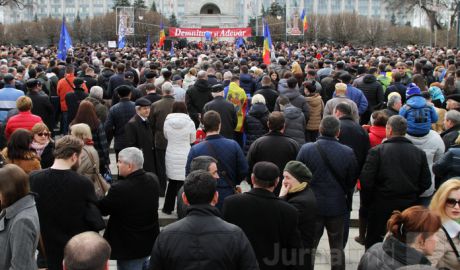 Manifestaţiile împotriva actualei guvernări continuă. Platforma Civică „Demnitate şi Adevăr” anunţă un nou protest pe data de 3 mai, ora 13:00, în Scuarul Catedralei din capitală.