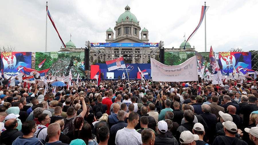 Жители Сербии вышли на крупнейший митинг в поддержку Вучича.