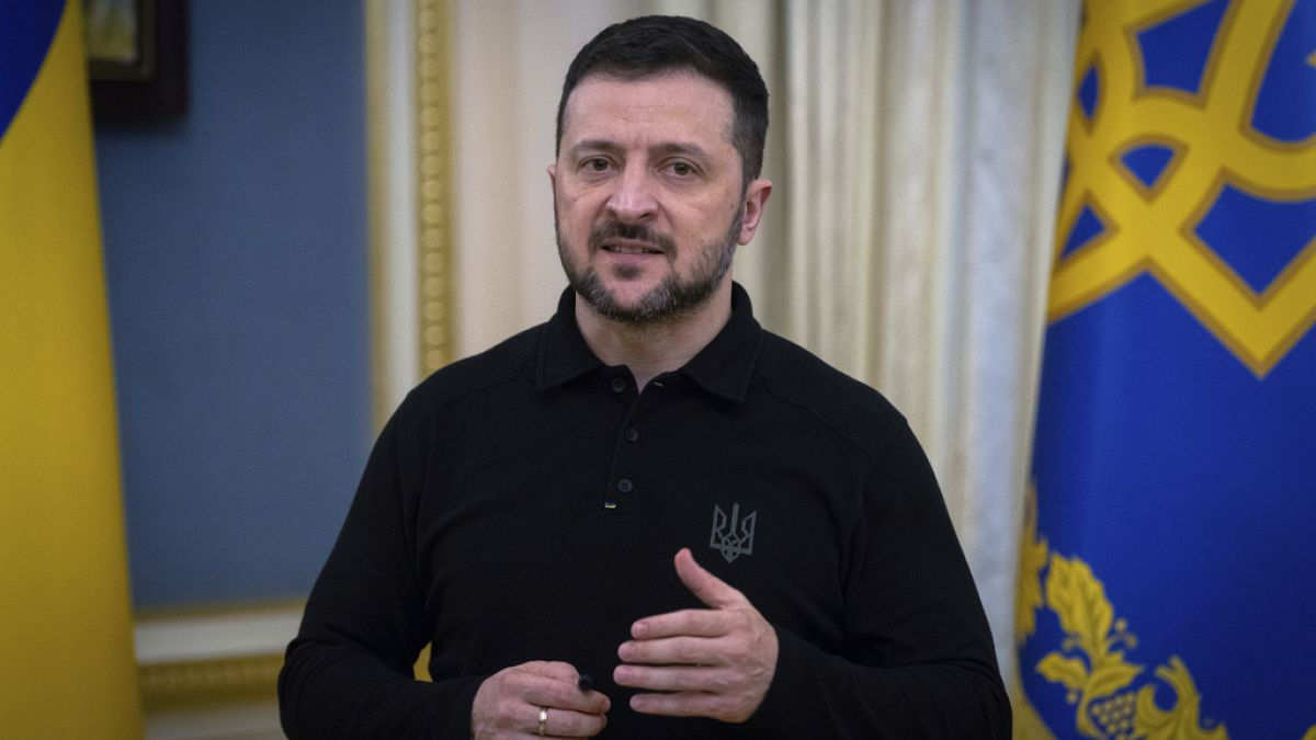 Зеленский: В ряды ВСУ привлекут молодых людей на спецконтракт, это не мобилизация.