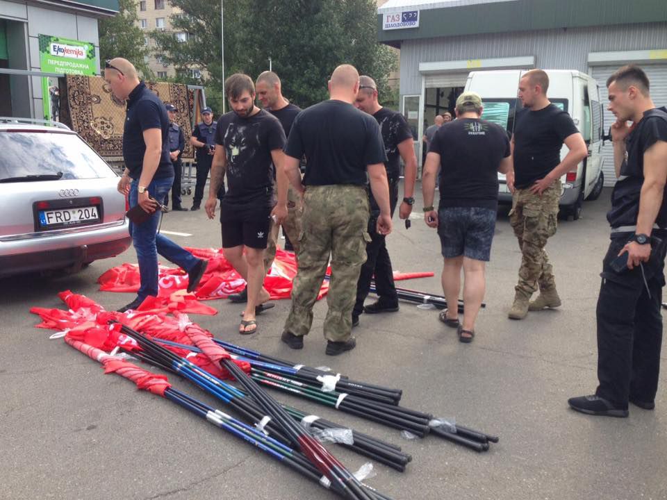 В Киеве радикалы сорвали акцию против переименования проспекта Ватутина.