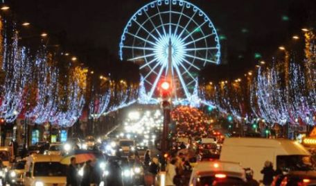 Luminile de sărbătoare din capitala Franţei vor rămâne aprinse până pe 8 ianuarie.
