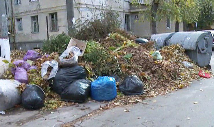 Горы мусора заблокировали въезд во двор одного из жилых домов столицы.
