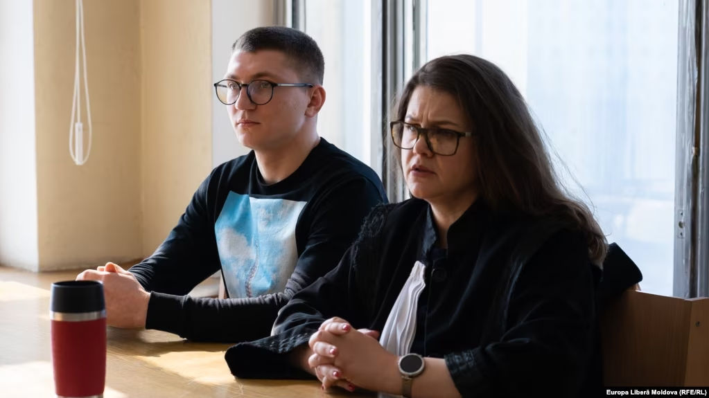 Экс-солдат Марин Павлеску и его адвокат Дойна-Иона Страистяну требуют 1,5 млн леев от Минобороны.
