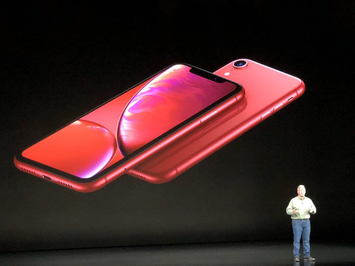 Стоимость новых iPhone составит от 740 долларов.
