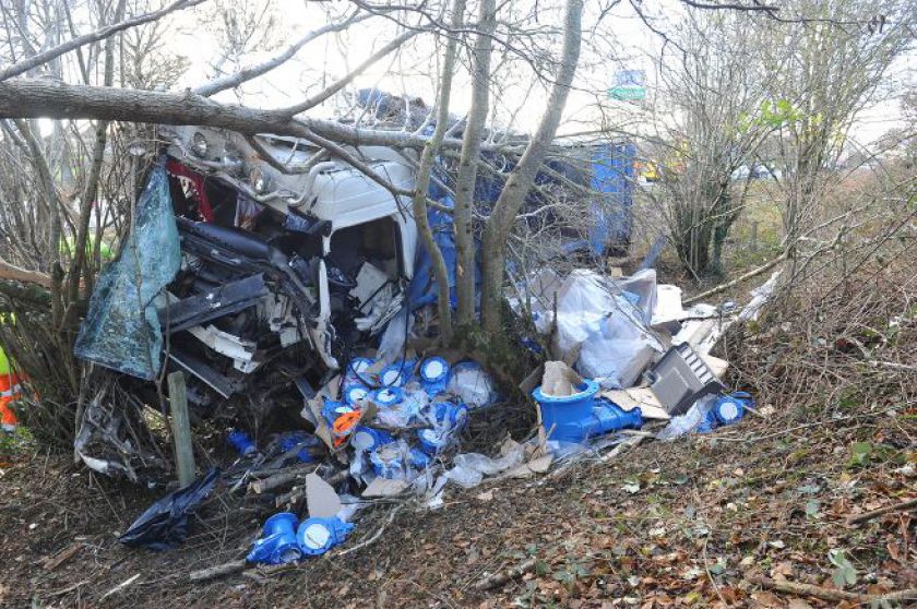 Franța: Grav accident după ce șoferul unui TIR a adormit la volan