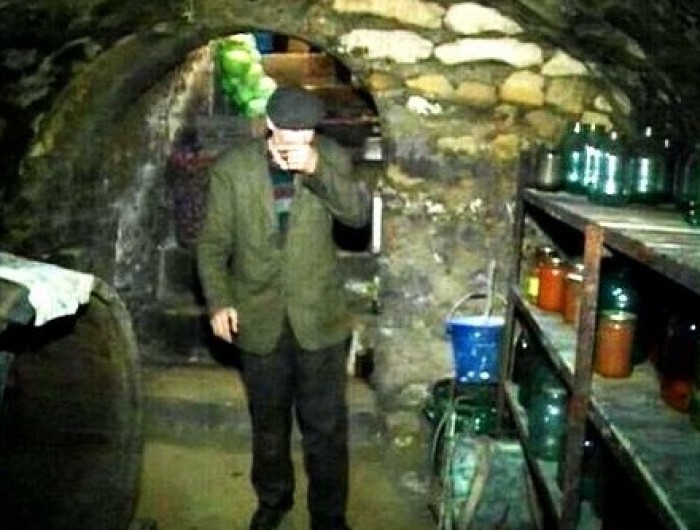 Trei persoane au fost la un pas de moarte, după ce s-au intoxicat cu bioxid de carbon, într-un beci în care se aflau butoaie cu vin.