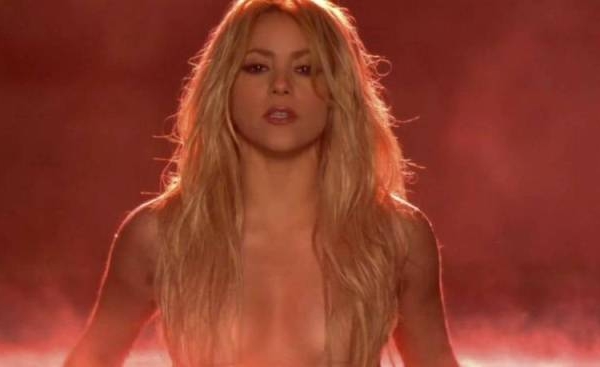 Fascinat de frumusetea şi senzualitatea cantaretei columbiene Shakira, taticul revistei Playboy, Hugh Hefner, i-a facut acesteia o oferta colosala pentru a poza în faimoasa publicatie.