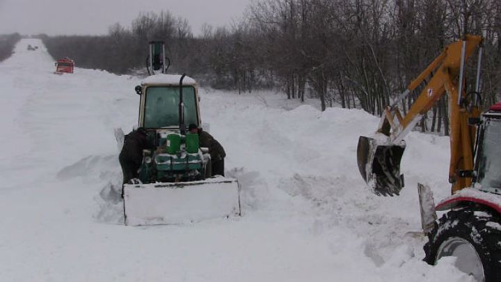 Самое сложное положение дел на юге и в центре Молдовы, где продолжается пурга.