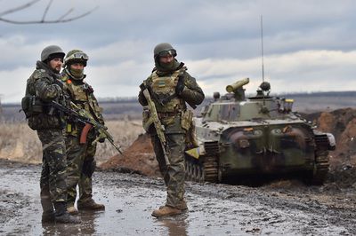 Civilii din Ucraina se pregătesc pentru război în baze de antrenament. „Dacă vin aici, îmi voi apăra patria.