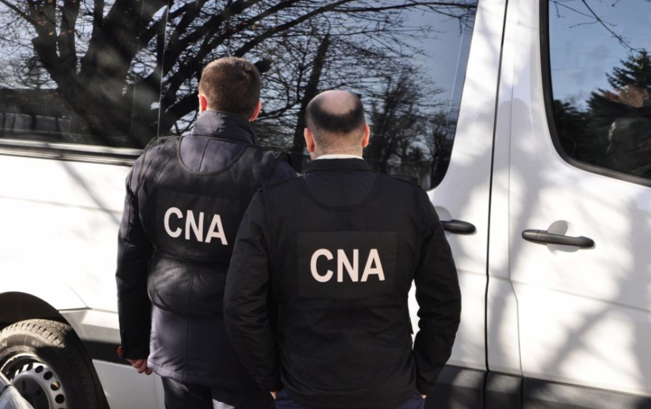 Трое студентов университета в Кишиневе и бывший полицейский представлялись в качестве влиятельных людей.