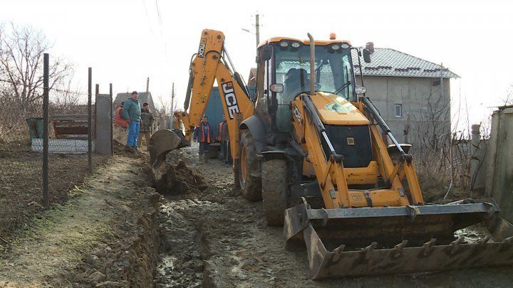 Сколько домов осталось без воды, и кто покроет потери, в Водоканале не уточнили, заявив, что сегодня выходной.