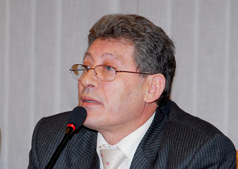 "Надеюсь, что граждане в этот раз возьмут все, что им дают, ото всех партий", - сказал Гимпу.