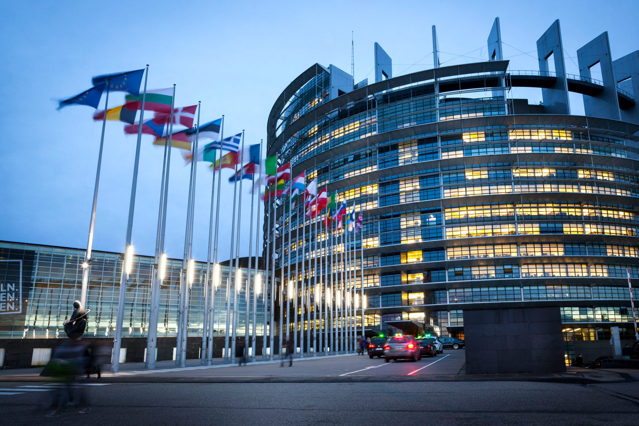 Европарламент отреагировал на запрет Лукашенко выдавать белорусам паспорта за рубежом.
