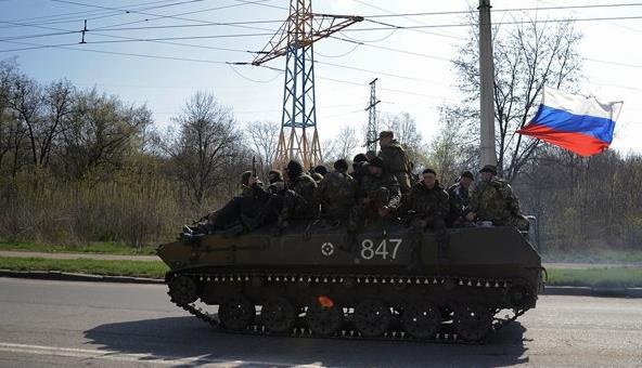 На главный БТР отряда повесили российский флаг, и вместе с ополченцами они уехали в сторону Славянска.