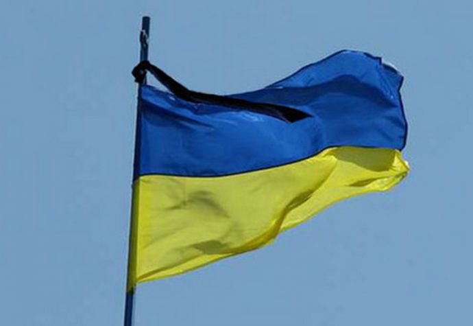 Президент Украины Петр Порошенко объявил 15 июня днем траура по погибшим военным, самолет с которыми сбили около аэропорта Луганска.