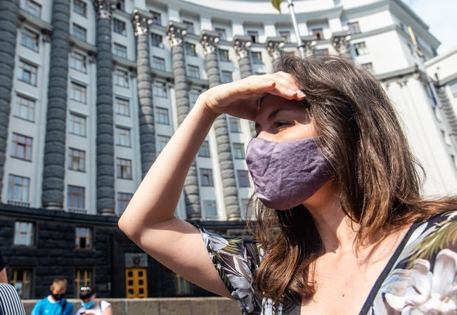 Более 2 тысяч жителей Украины заразились коронавирусом за минувшие сутки.