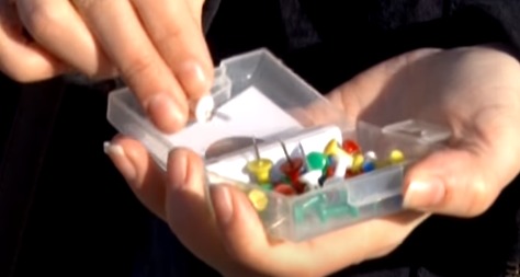 Copiii au povestit părinților că educatoarele îi pedepseau de fiecare dată, înțepându-i cu acele ace, de diferite culori.