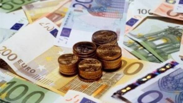 Hrivna ucraineană şi rubla rusească au rămas la valorile zilei de ierişi costă un leu şi 60 de bani şi, respectiv, 40 de bani.