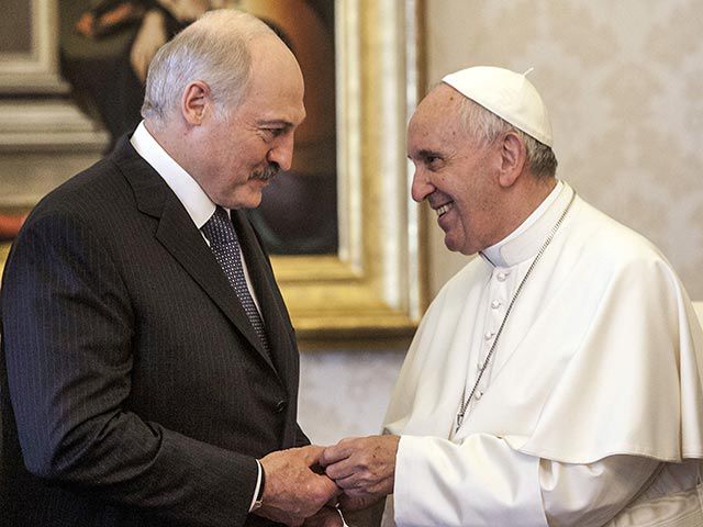 Президент Белоруссии Александр Лукашенко в субботу встретился с Папой Римским Франциском.