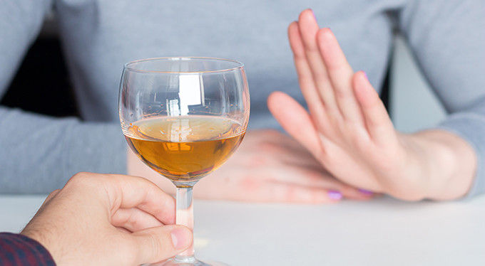 Savanți: Consumul a 14 grame de alcool pur pe zi prezintă un risc de cancer esofagian.