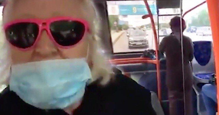 Пенсионерка не пожелала надевать в троллейбусе маску и устроила скандал.