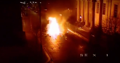 Местная полиция 20 января опубликовала у себя в Twitter видео взрыва бомбы в машине. 
