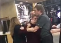 В процессе драки работник McDonald’s потерял оленьи рога.
