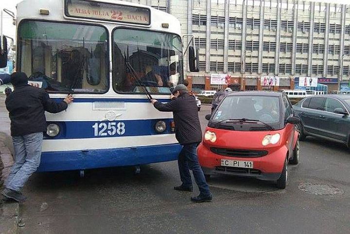În piața Cantemir din capitală s-au produs două accidente. Foto: newsmoldova.md