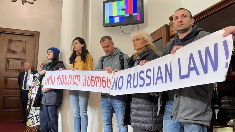 Оппозиция в Грузии выступает против закона об иноагентах.