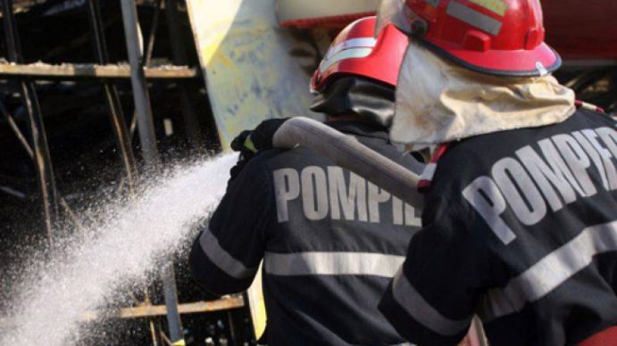Pompierii au trecut, astăzi printr-o încercare dură. Aceştia şi-au testat rezistenţa la foc într-un container de fum la temperaturi de peste 700 grade Celsius.