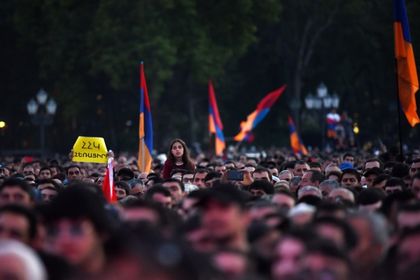 Кроме того, за отставку директора выступали и учителя, обвинявшие ее в регулярных денежных поборах.