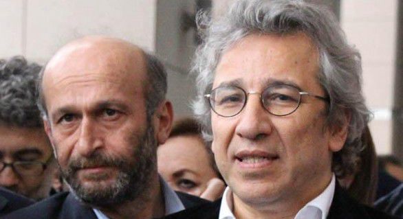 Doi proeminenți jurnaliști turci de opoziție au fost arestați joi sub acuzația de terorism după ce au publicat materiale ce ar arăta că regimul turc livrează arme islamiștilor din Siria.
