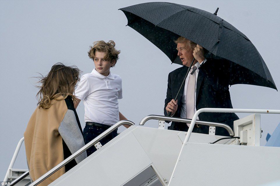 Это уже не первый случай, когда Дональд Трамп попадает в комичную ситуацию из-за зонта.