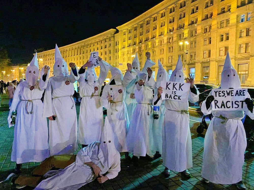 Люди в костюмах ку-клукс-клана провели расистскую акцию в Киеве.