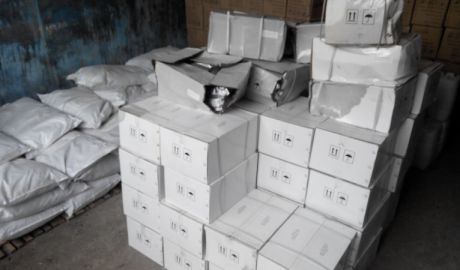Сотрудники таможни служащие выявили пять тонн пестицидов, спрятанных в коробках и мешках.