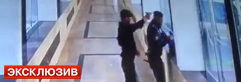 Мужчина предоставил полицейскому возможность ее осмотреть, однако, зайдя за спину, тут же достал пистолет и открыл огонь.