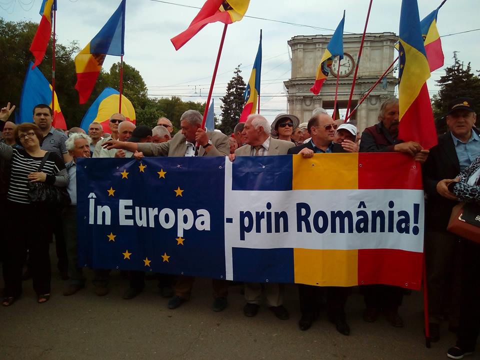 Doar uniţi cu România vom avea un trai decent, iar guvernanţii care au jefuit poporul vor ajunge după gratii, au spus manifestanţii. Foto: ziarulnational.md
