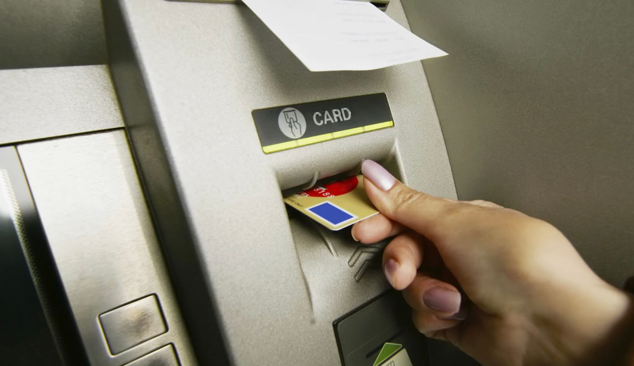 Mii de francezi nu au putut retrage bani sau plăti cu cardul din cauza unei defecțiuni bancare.