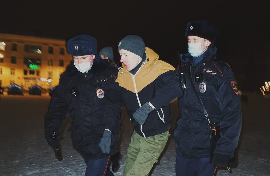 На антивоенных акциях по всей России задержали больше тысячи человек.