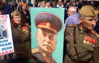 Группа пожилых людей пришла на площадь Славы с портретом Сталина.