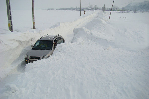 Nu utiliza ștergătoarele și nici racleta până când parbrizul nu este complet dezghețat.