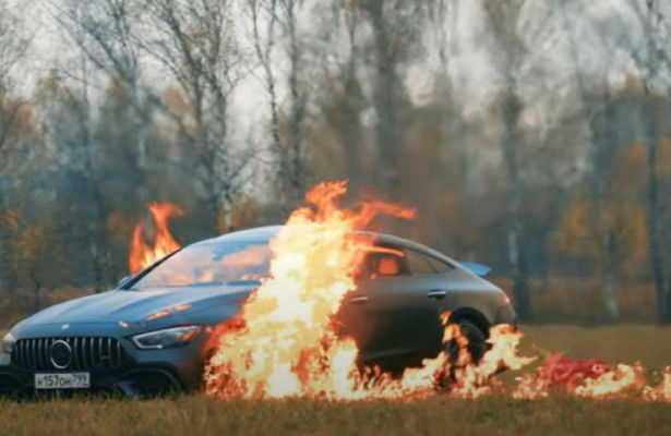Блогер сжег свой Mercedes от обиды на специалистов дилерского центра.