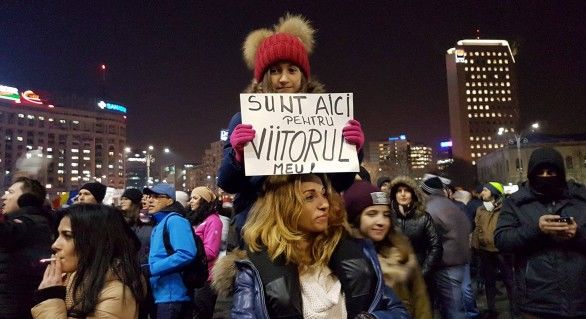 De aproape o săptămână, românii protestează în stradă, în speranţa că Guvernul îşi va schimba decizia.